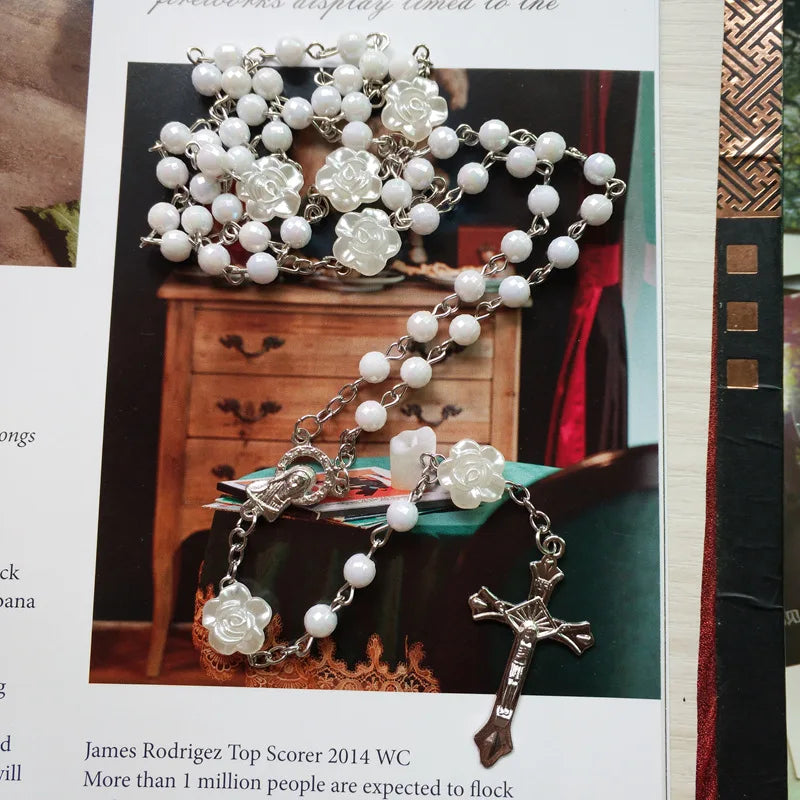Chapelet avec Perles en Forme de Roses Blanches