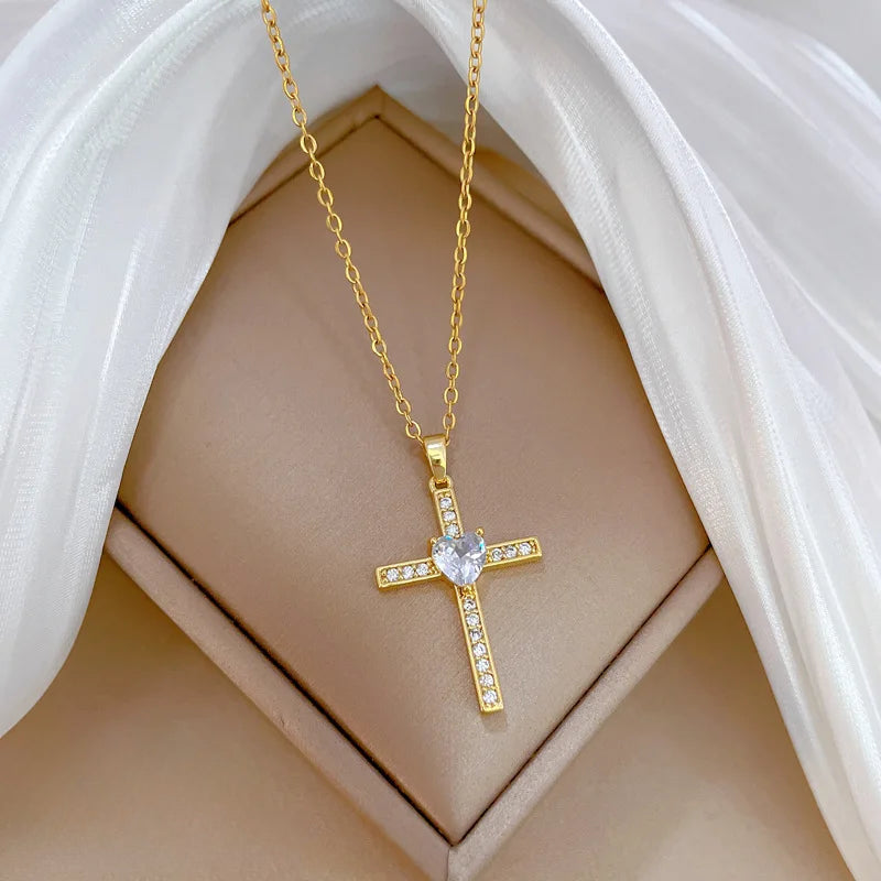 Collier Croix Femme Dorée avec Strass et Cœur Central