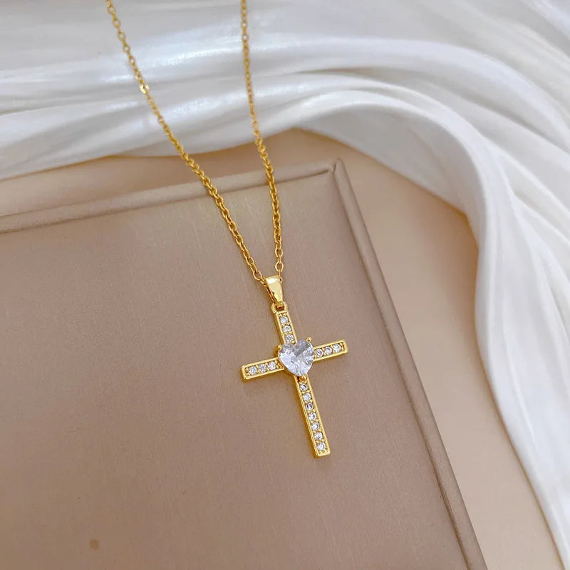Collier Croix Femme Dorée avec Strass et Cœur Central