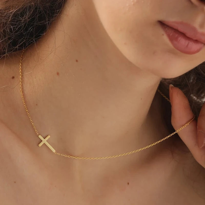 Collier Femme Croix Latérale - Minimalisme et Élégance