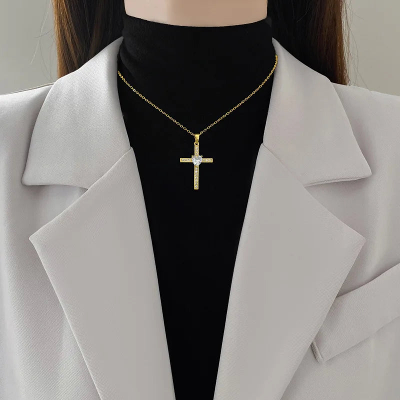 Collier Croix Femme Dorée avec Strass et Cœur Central