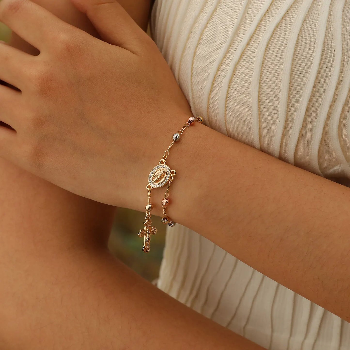 Bracelet Dizainier Doré avec Médaillon et Croix