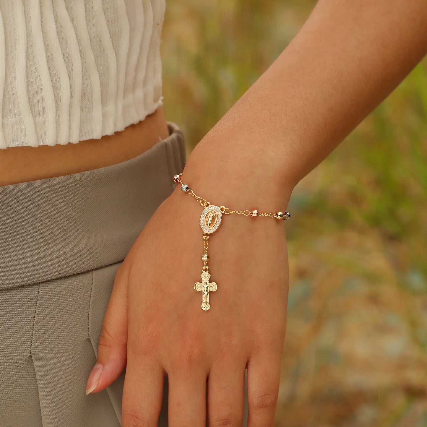 Bracelet Dizainier Doré avec Médaillon et Croix