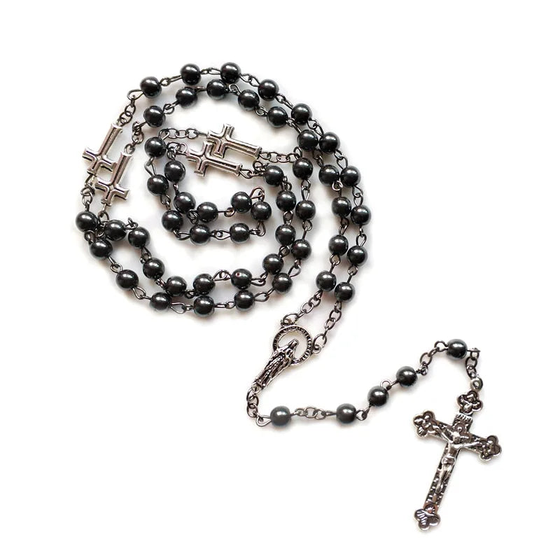 Collier Chapelet en Perles Noires et Croix en Métal Argenté