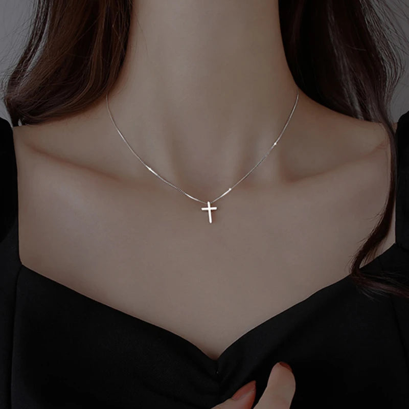 Collier Femme Croix Argentée Minimaliste - Élégance Discrète