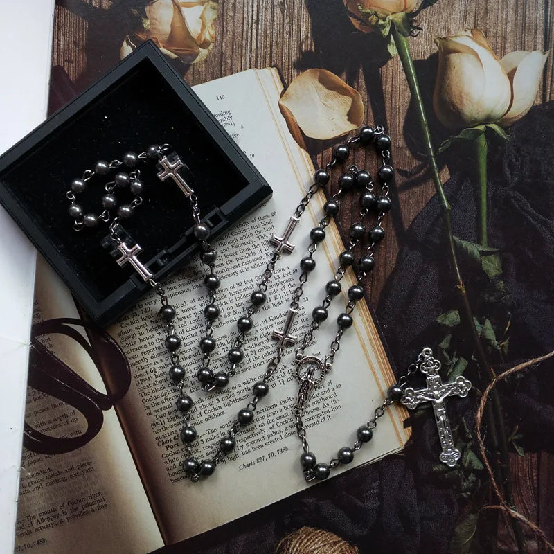 Collier Chapelet en Perles Noires et Croix en Métal Argenté