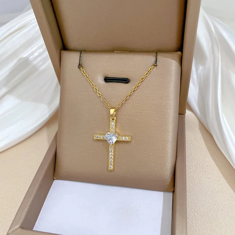 Collier Croix Femme Dorée avec Strass et Cœur Central