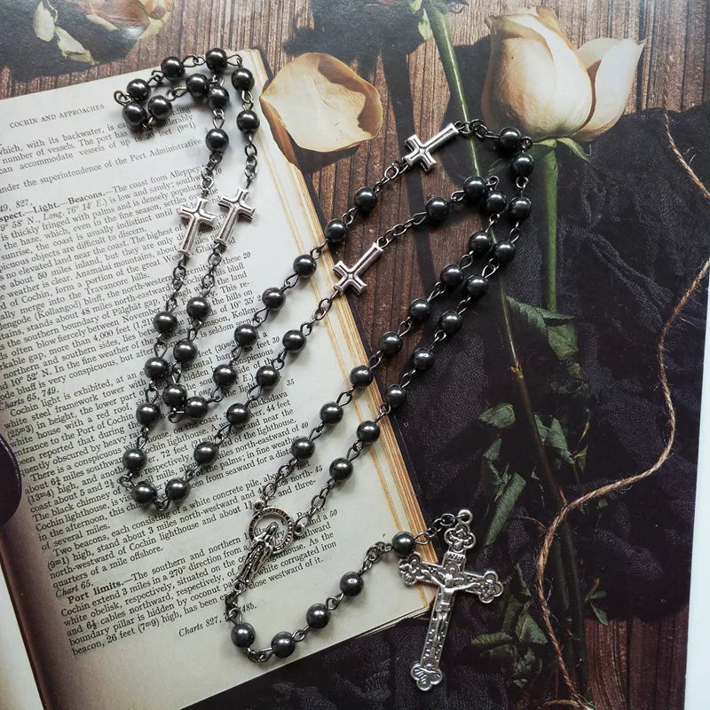 Collier Chapelet en Perles Noires et Croix en Métal Argenté
