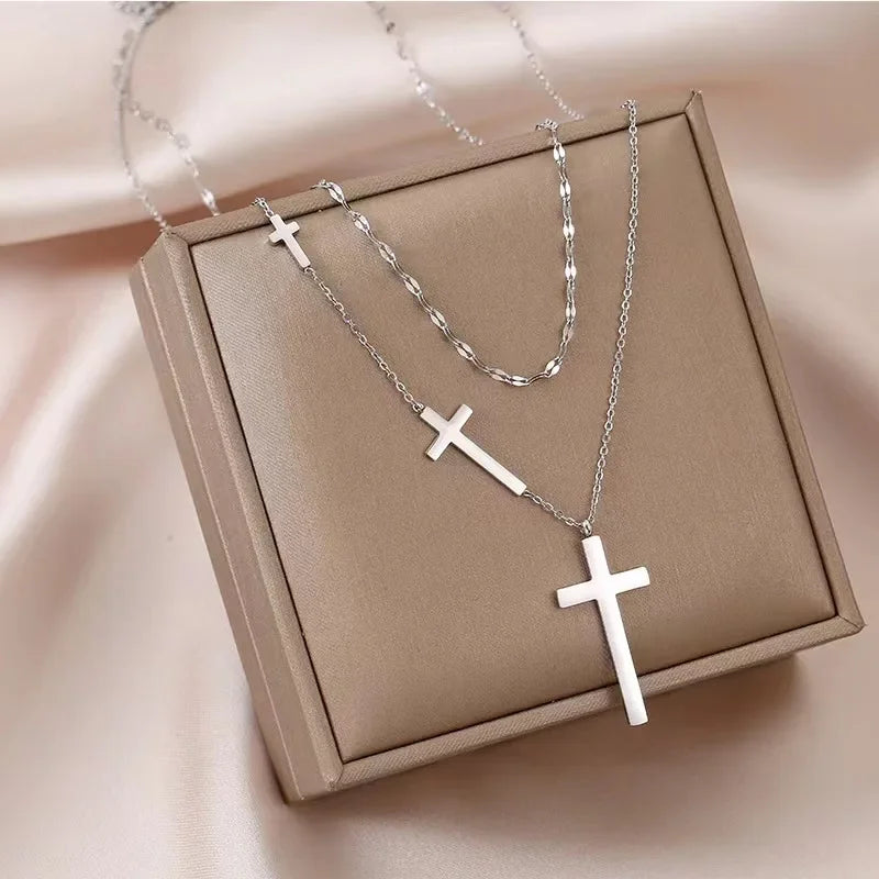 Collier Croix Femme en Superposition - Finition Élégante