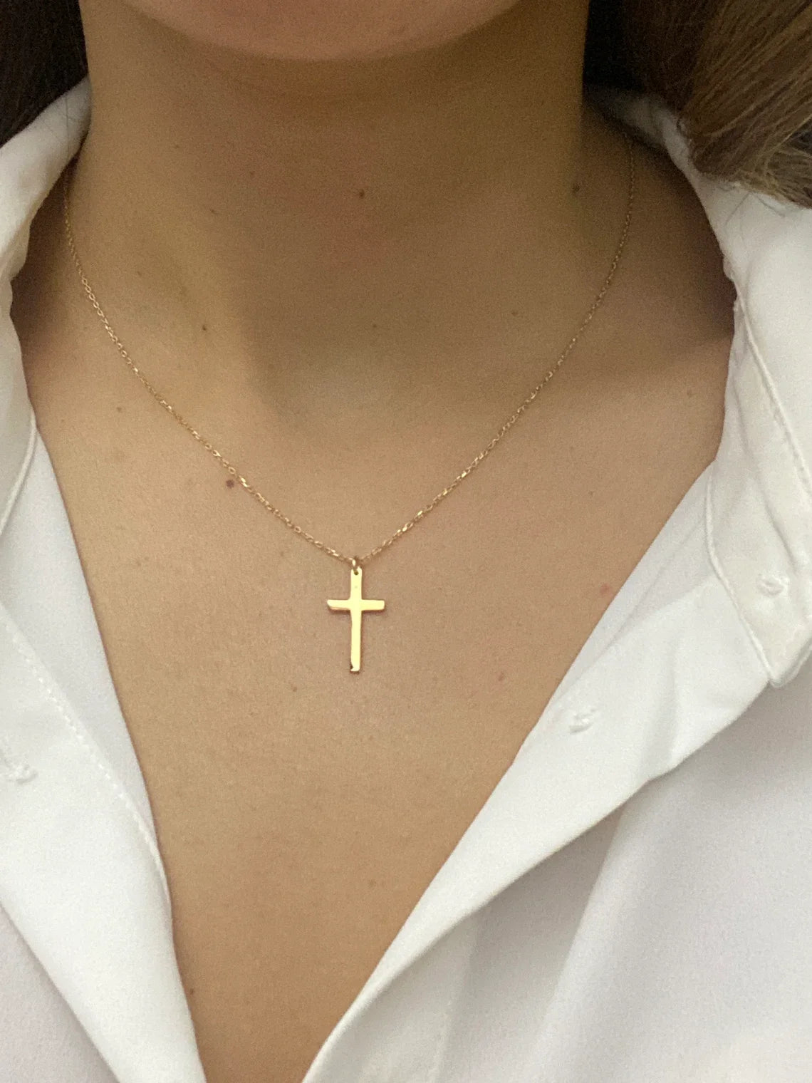 Collier Croix Femme Simple - Intemporalité et Raffinement