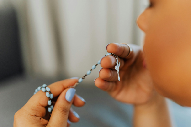 La Symbolique des Couleurs dans les Chapelets et Bijoux Religieux