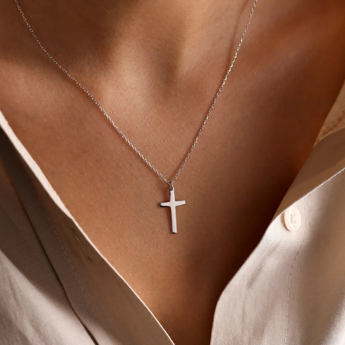 Collier Croix Femme Simple - Intemporalité et Raffinement