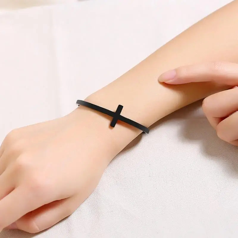 Bracelet Croix Ajustable – Manchette Classique
