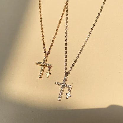 Collier Femme Double Croix Dorée avec Strass Étincelants