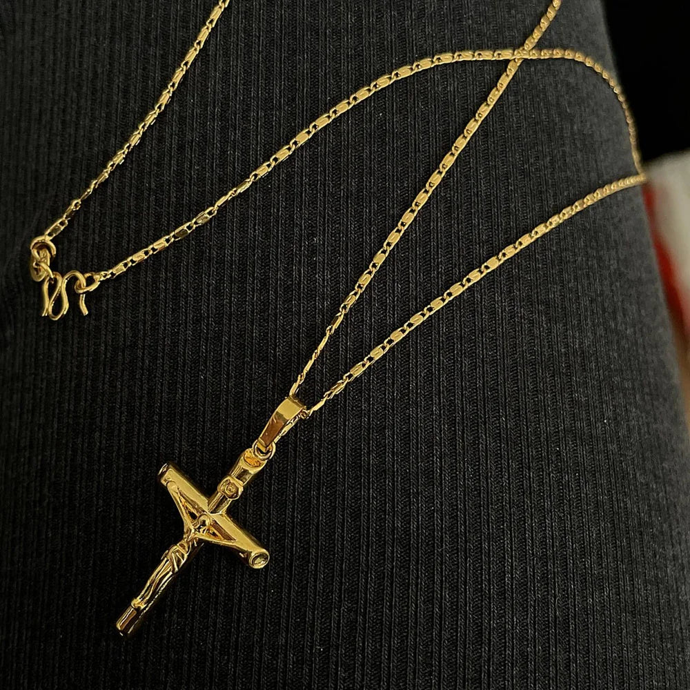 Collier Croix Homme Dorée avec Christ - Intemporalité et Spiritualité