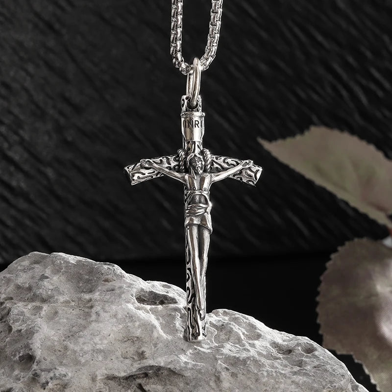 Collier Croix Homme Argentée avec Christ - Détail Sculpté