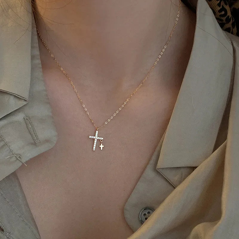 Collier Femme Double Croix Dorée avec Strass Étincelants