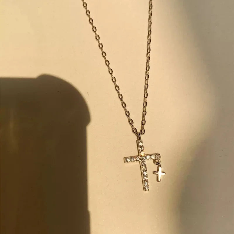 Collier Femme Double Croix Dorée avec Strass Étincelants