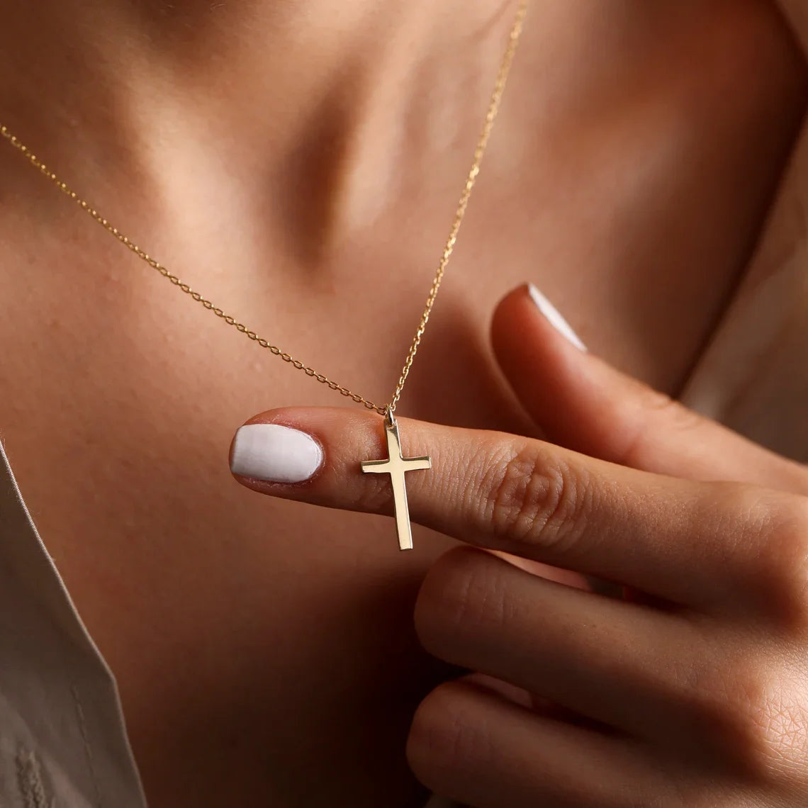 Collier Croix Femme Simple - Intemporalité et Raffinement