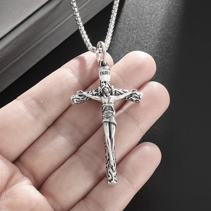 Collier Croix Homme Argentée avec Christ - Détail Sculpté